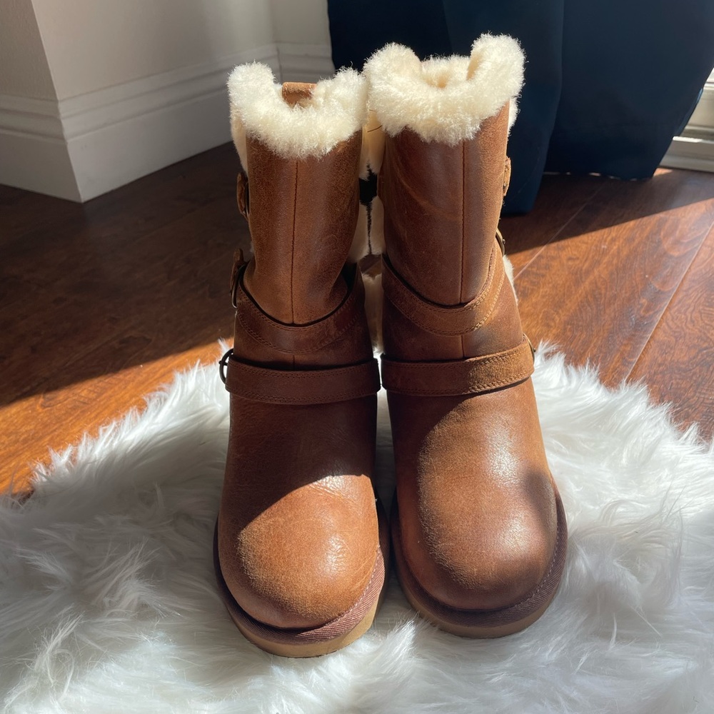 UGG Australia boots(size 5, Excellent condition!)